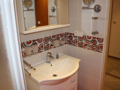 koupelna-cervene-ornamenty